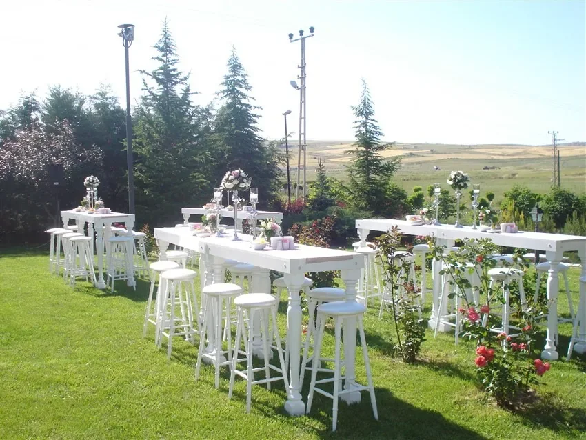 Bahçe organizasyonu beyaz bar masası ve tabure kiralama