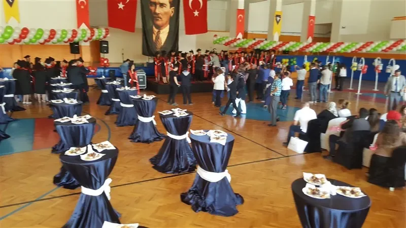 Mezuniyet töreni kokteyl masası ve ikram düzeni