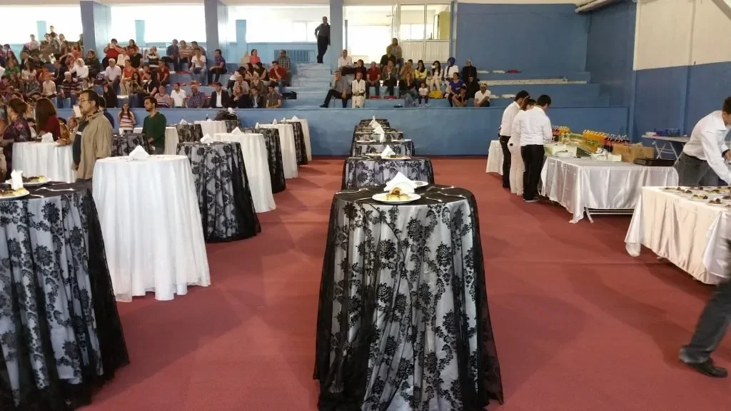 Kapalı salon kokteyl masası ve catering düzeni