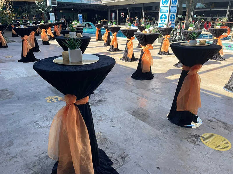 Örtülü kokteyl masası kiralama açık alan organizasyon kurulumu