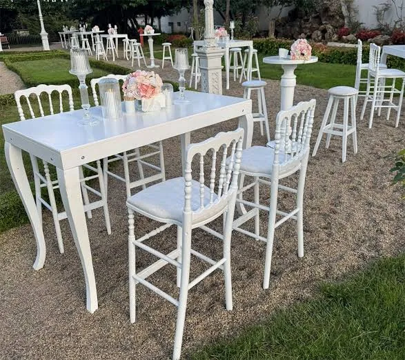 Beyaz bar masası ve yüksek bar taburesi kiralama açık alan düğün kurulumu