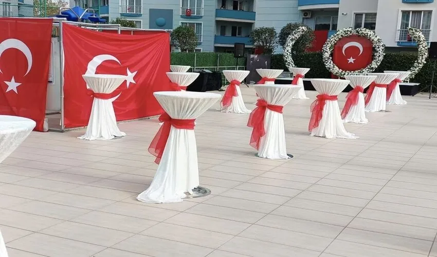 Kırmızı beyaz kokteyl masası açık alan organizasyonu