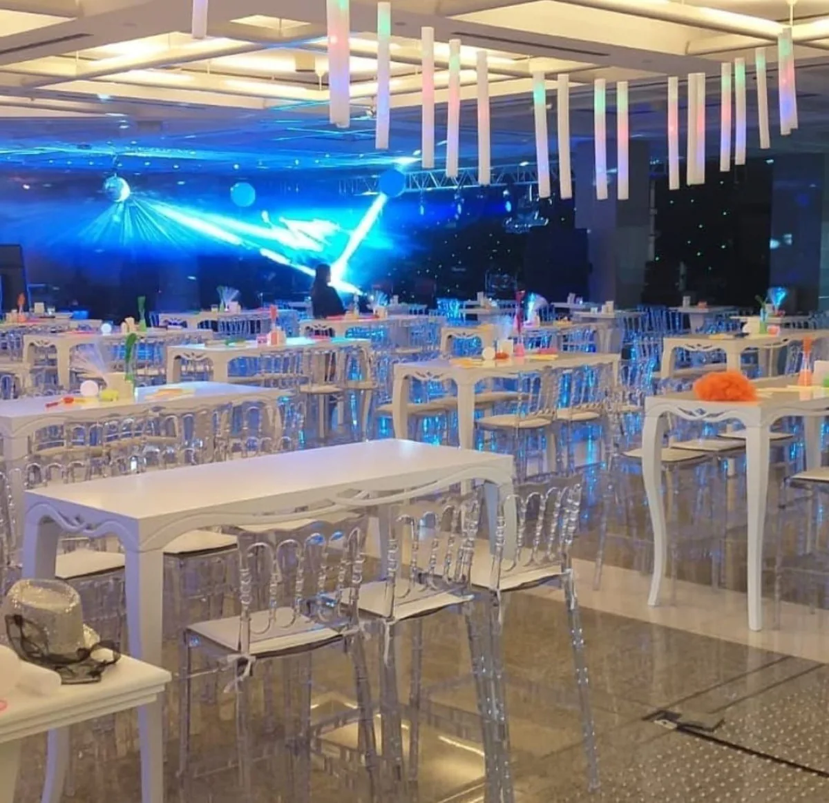 Beyaz lake bar masası ve pleksi sandalye kiralama etkinlik kurulumu
