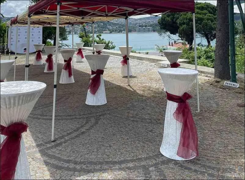 Bordo fiyonklu kokteyl masası kiralama açık alan organizasyonu