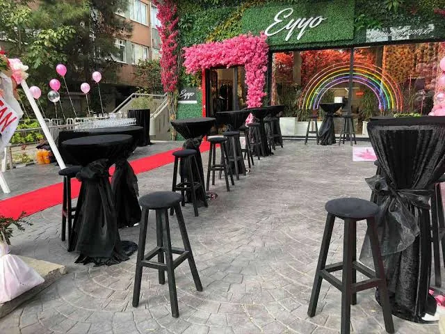 Siyah kokteyl masası ve bar taburesi kiralama açılış organizasyonu