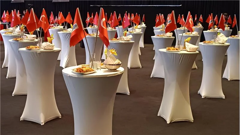 Bayraklı kokteyl masası kiralama resmi davet ve özel organizasyon kurulumu