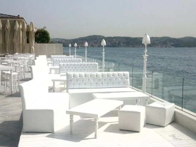 Boğaz manzaralı beyaz lounge takımı kiralama açık hava davet düzeni