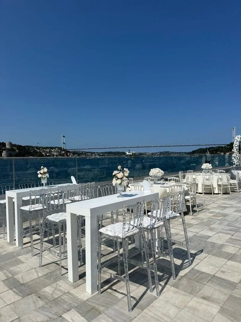 Şeffaf sandalye ve beyaz bar masası kiralama Boğaz manzaralı etkinlik kurulumu