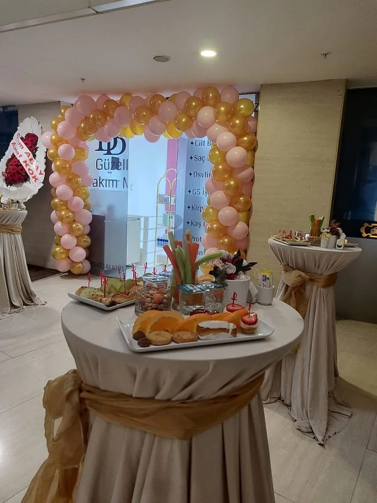 Ev içi organizasyonda kokteyl masası ve bar taburesi