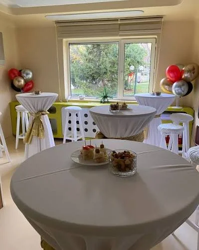 Kapalı alanda kırmızı fiyonklu kokteyl masası kiralama