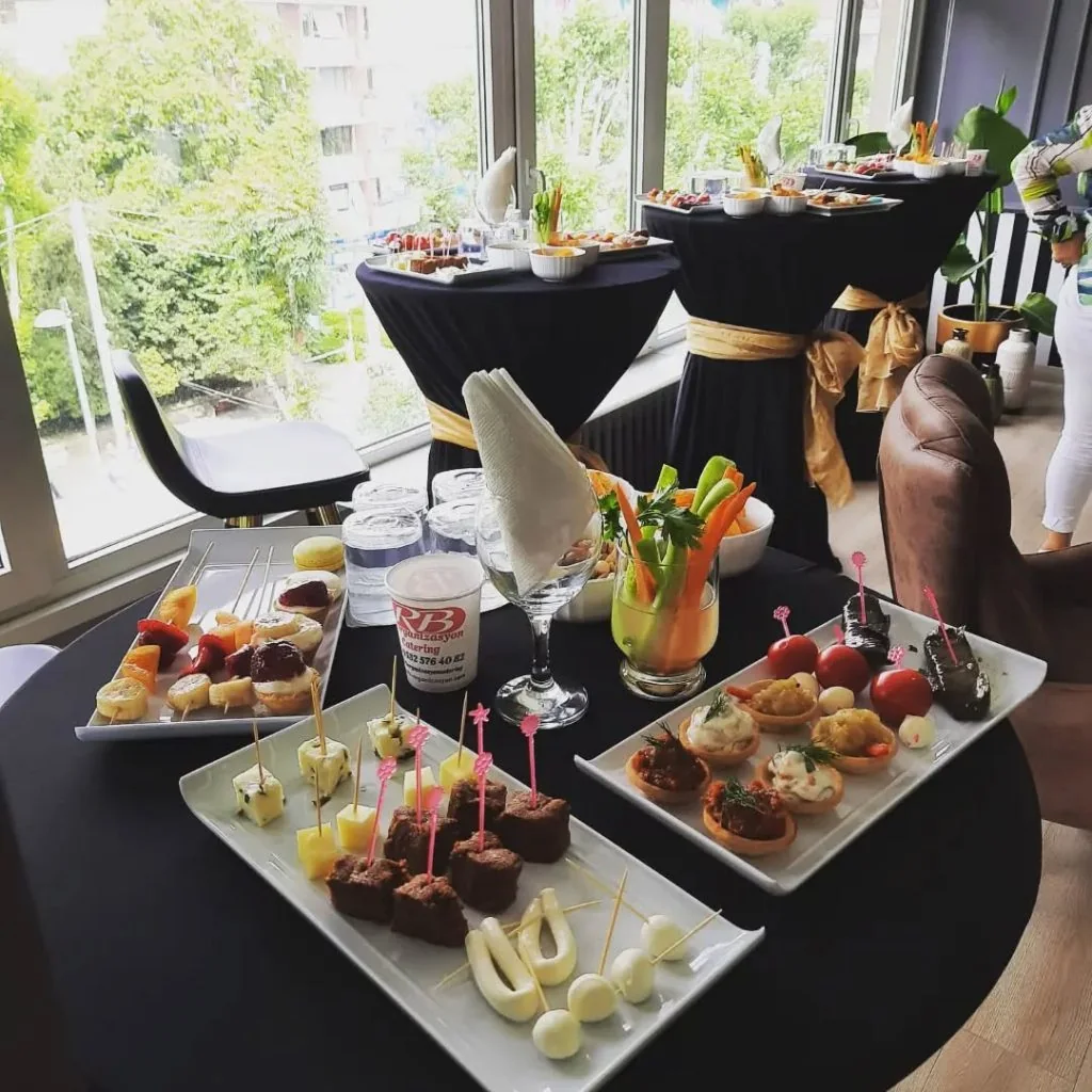 Siyah kokteyl masası catering ve ikram organizasyonu