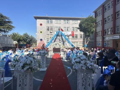 Mezuniyet töreni balon süsleme, sahne dekorasyonu ve fotoğraf çekim alanı uygulaması