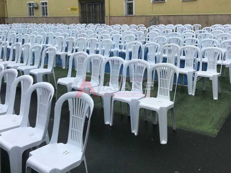 Mezuniyet organizasyonu için plastik masa ve sandalye kiralama, davetli oturma düzeni