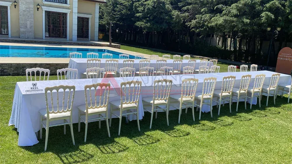 Yemekli davet için dikdörtgen masa kiralama