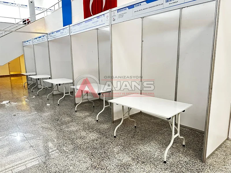 Beyaz paravan kiralama fuar stand bölme uygulaması